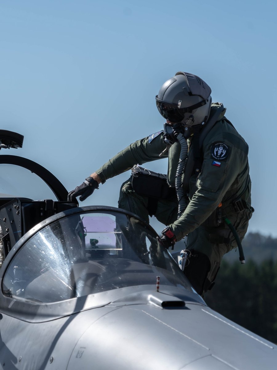 NATO_AIRCOM's tweet photo. 1️⃣7️⃣ 17 nations
7️⃣0️⃣0️⃣ personnel
1️⃣ objective

Ample Strike 2026 in the Czech Republic brings together NATO aircraft, helicopters, drones, JTACs and command teams from across the Alliance to sharpen the coordination required for modern air operations.

By training together across different platforms and capabilities, Allied forces strengthen their ability to communicate, coordinate and deliver effective air support when and where it is needed.