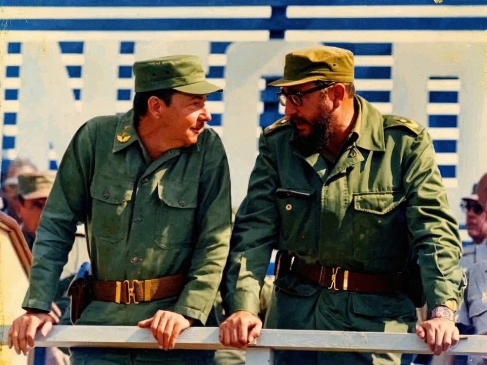 MinfarC's tweet photo. 🇨🇺Fidel: “Mientras haya un revolucionario y haya un arma con qué defenderla… cada hombre, cada revolucionario debe decir: Yo soy el Ejército, yo soy la Patria, yo soy la Revolución”.
#FARCuba https://t.co/jrD6rVZ2dO