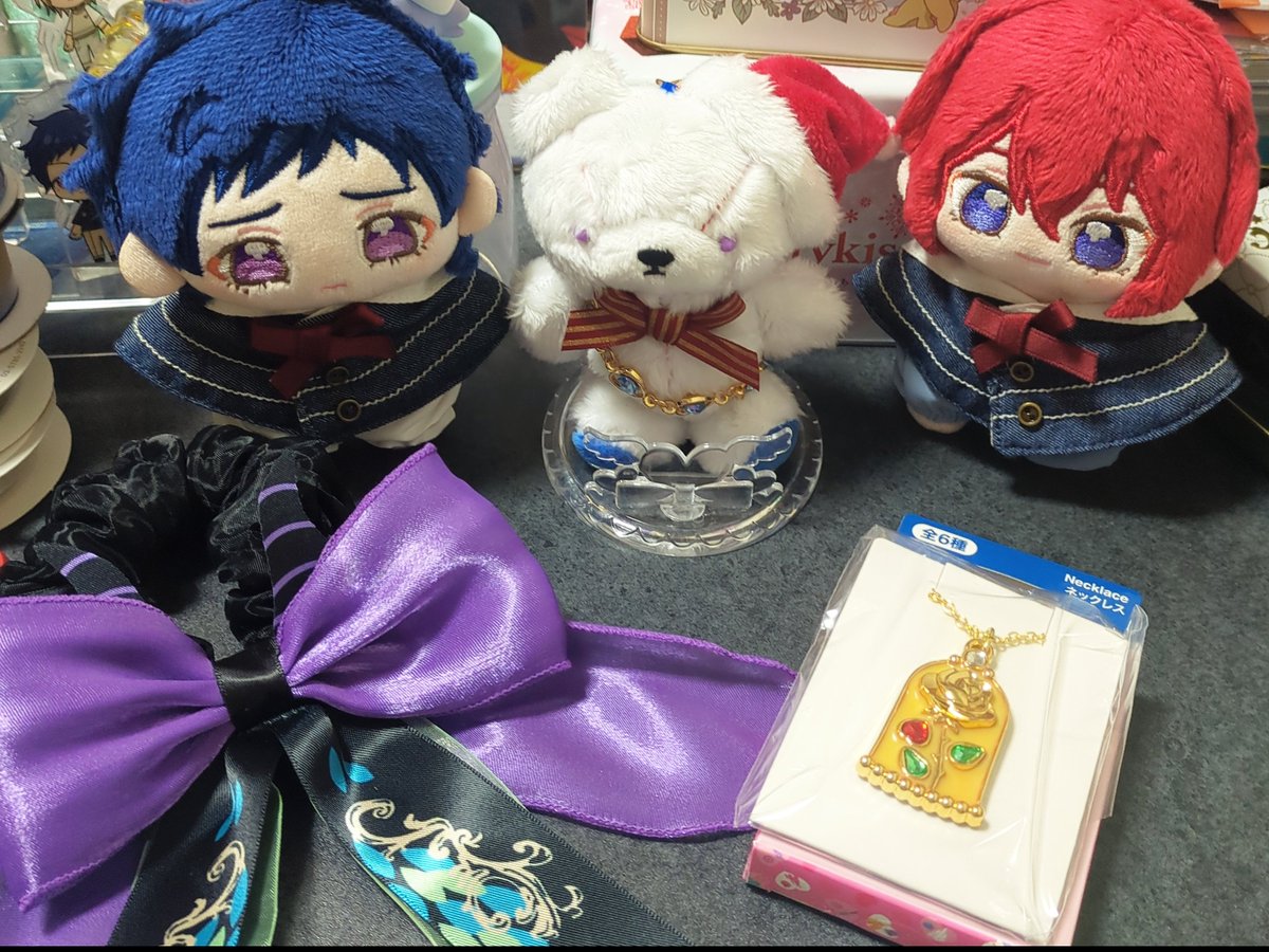 jakimaru___'s tweet photo. 🪽ご注文していたお土産が届きましたよ🎶こちらは、主さんの分のシュシュとネックレスです🌟ネックレス、とってもキラキラですね☺️

⚜️すぬ達の分のお菓子もありますよ✨チョコレートクランチ、お味2種類でとってもサクサクで美味しいです🤭💕 https://t.co/idhmg8JV1l