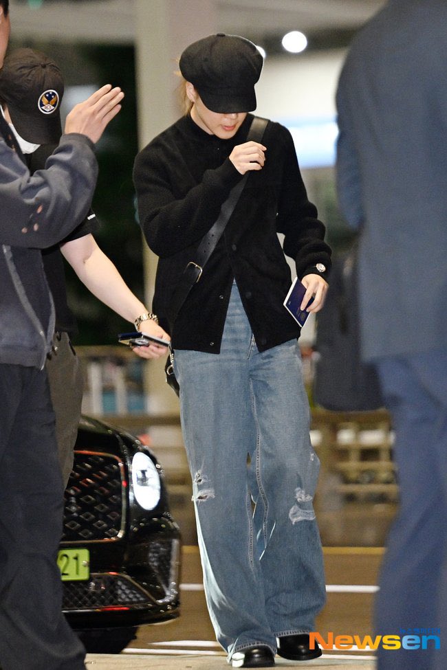 JiminGlobal's tweet photo. Jimin’s airport fit: A suede-textured jacket and crossbody bag paired with ultra-wide, distressed light-wash jeans and chunky black shoes. And of course, his beloved newsboy cap! 

HAVE A SAFE FLIGHT JIMIN
JIMIN X IHEARTRADIO MUSIC FESTIVAL
WE LOVE YOU JIMIN
#지민 #JIMIN #JIMIN_IHeartRadio