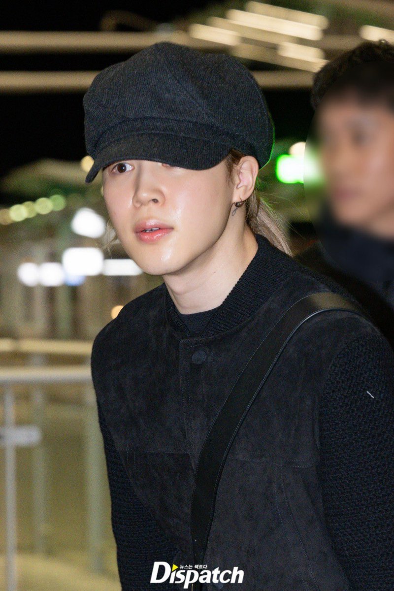 JiminGlobal's tweet photo. Jimin’s airport fit: A suede-textured jacket and crossbody bag paired with ultra-wide, distressed light-wash jeans and chunky black shoes. And of course, his beloved newsboy cap! 

HAVE A SAFE FLIGHT JIMIN
JIMIN X IHEARTRADIO MUSIC FESTIVAL
WE LOVE YOU JIMIN
#지민 #JIMIN #JIMIN_IHeartRadio