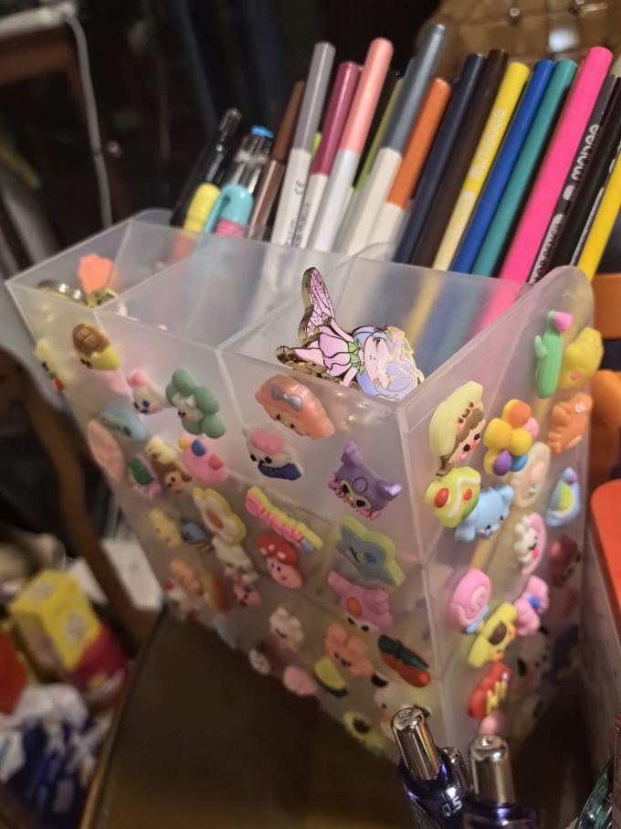 beeak424003's tweet photo. Turn an old glass jar into a cute pencil holder! Just add some colorful rope and a few stickers—super easy DIY for your workspace. ， https://t.co/BUoQL28zoQ