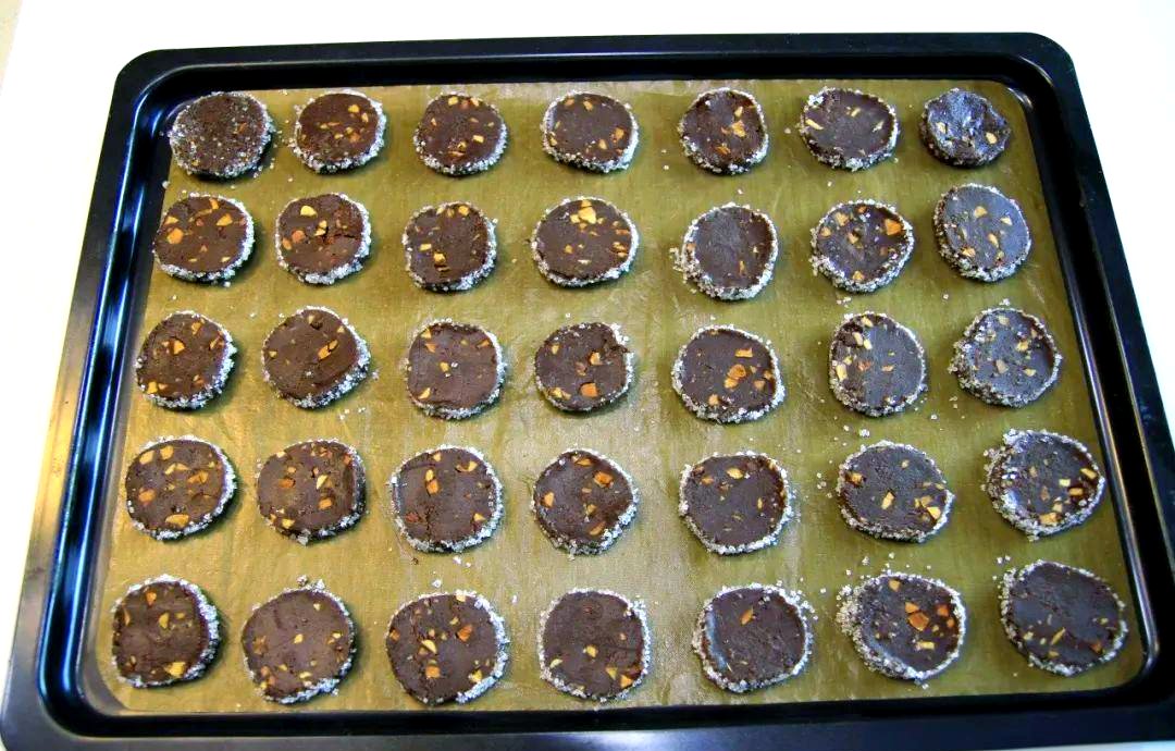 citrg956074's tweet photo. Just had the coziest Saturday baking fail that turned into a happy accident—lopsided but so delicious chocolate chip cookies straight from the oven . https://t.co/EXDdrFI4sU