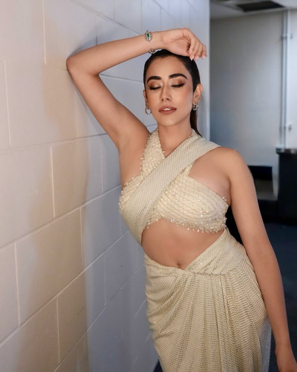 ursniresh's tweet photo. Jonita Gandhi at an Event 

#Jonita #JonitaGandhi https://t.co/7XnXSw2OG1