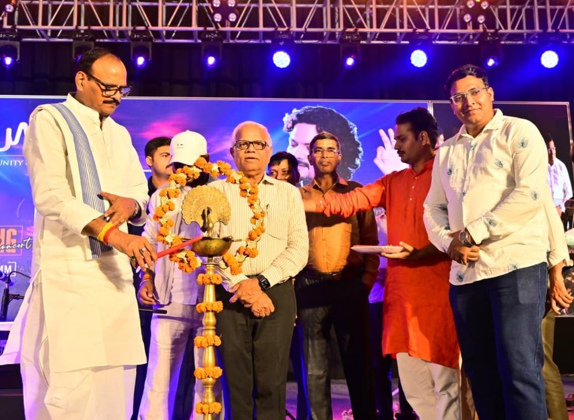 brajeshpathakup's tweet photo. आज लखनऊ में कुमार सत्यम द्वारा आयोजित "भजन जैमिंग कॉन्सर्ट" कार्यक्रम का शुभारंभ कर कार्यक्रम की सफलता हेतु हार्दिक बधाई एवं शुभकामनाएं दीं।

इस अवसर पर श्री शिव शंकर अवस्थी जी, श्री राम केवल मिश्र जी, श्री योगेश पांडेय जी, श्री पवन दुबे जी, श्री रवि दुबे जी, श्री प्रकाश पांडेय जी, श्री अवधेश वाजपेयी जी एवं अन्य गणमान्यजन उपस्थित रहे।

@BJP4India 
@BJP4UP