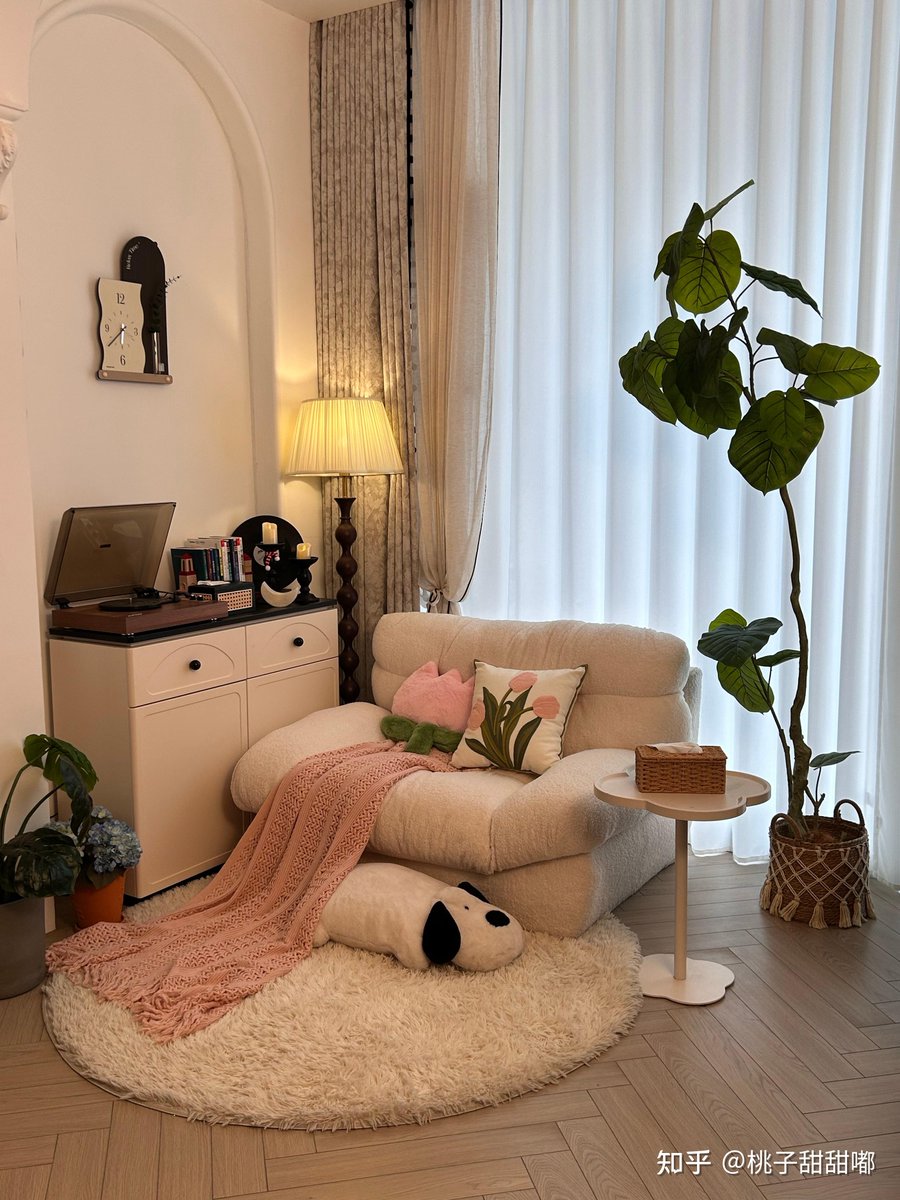 aereb174379's tweet photo. Just made a warm cup of tea and curled up with my favorite book on the couch—Sunday vibes hit different when home feels this cozy. https://t.co/j49rB6VvMX