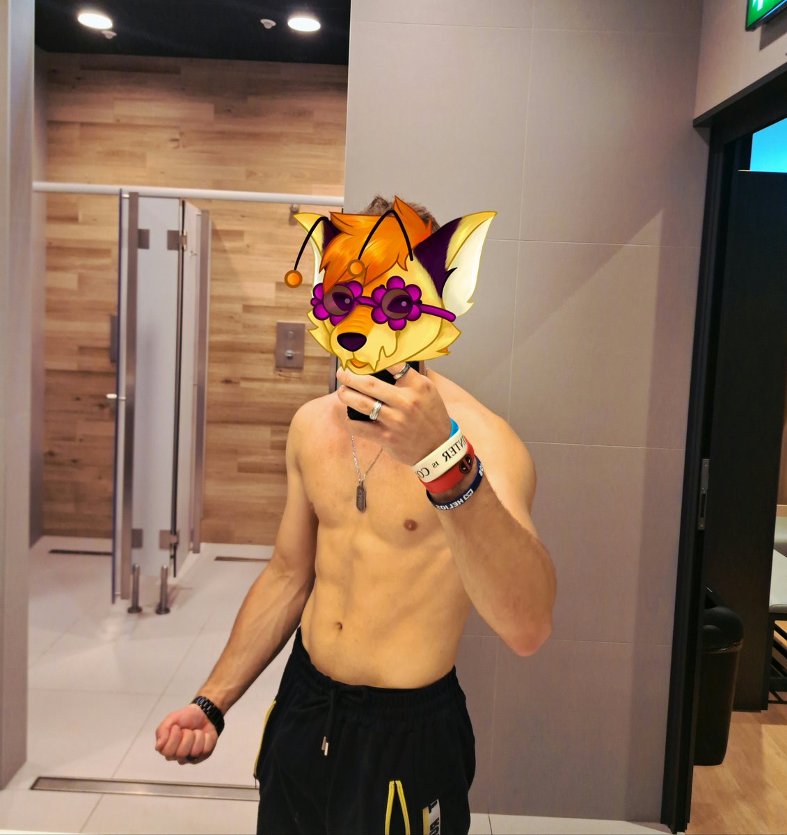 Bill_the_bee's tweet photo. Cut is cutting 🐝 https://t.co/jOJcn7Dh2k
