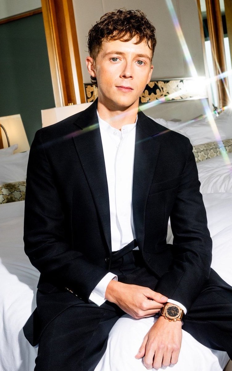 dapittpiIled's tweet photo. btw he looks so good with that watch but i’m still thinking about the watch he wears at premiere of s2….. https://t.co/aZyxVCw0pC