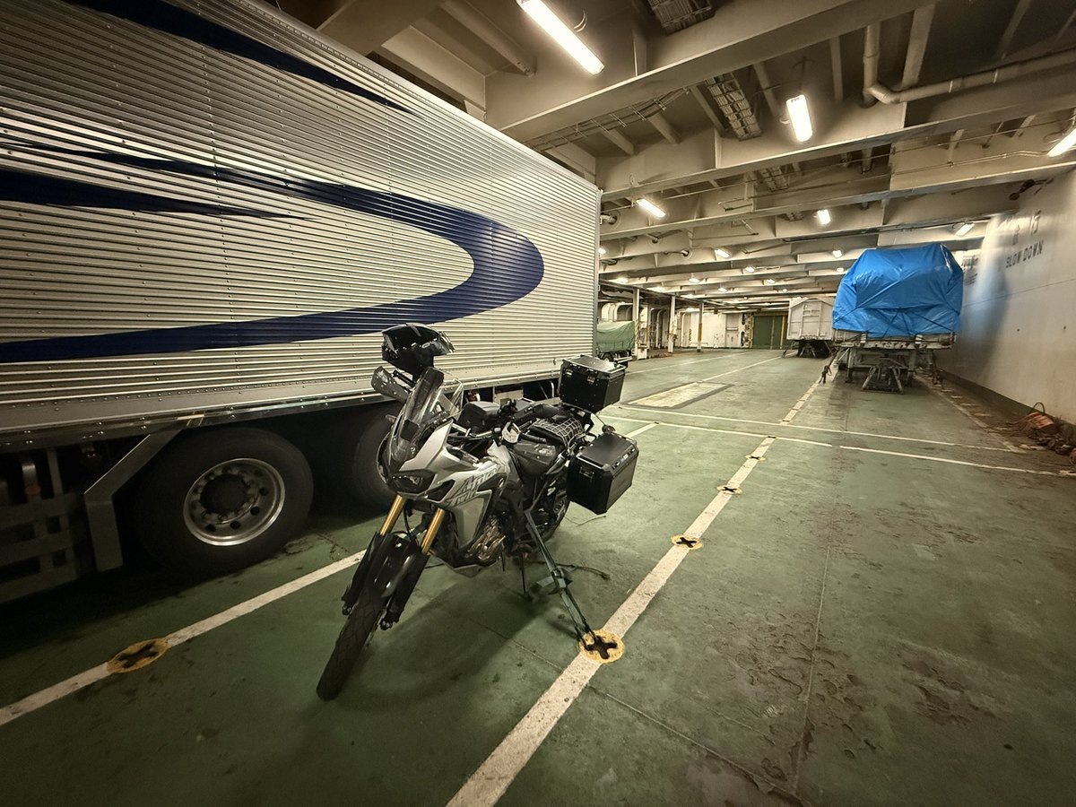 WR_BANDIT's tweet photo. シーズン最後の北海道ツーリング終了。
苫小牧→八戸のシルバーフェリー🛳️

バイクは私だけでした。 https://t.co/nzZ2kZa2Xb