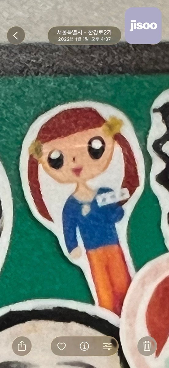 ForeverKimJisoo's tweet photo. 091726 JISOO APP update🐰

Jisoo shared that before starting elementary school, she was asked to draw herself and bring it to school, so of course she drew herself with pigtails too 😂 She was THAT obsessed with pigtails. She didn’t even have bangs back then, but the drawing gave her bangs she didn’t have(?) And her hair was black back then, so why is it brown?? 😭

Be the first to catch JISOO updates—subscribe now at https://t.co/2WSd5OoZ6n!💜