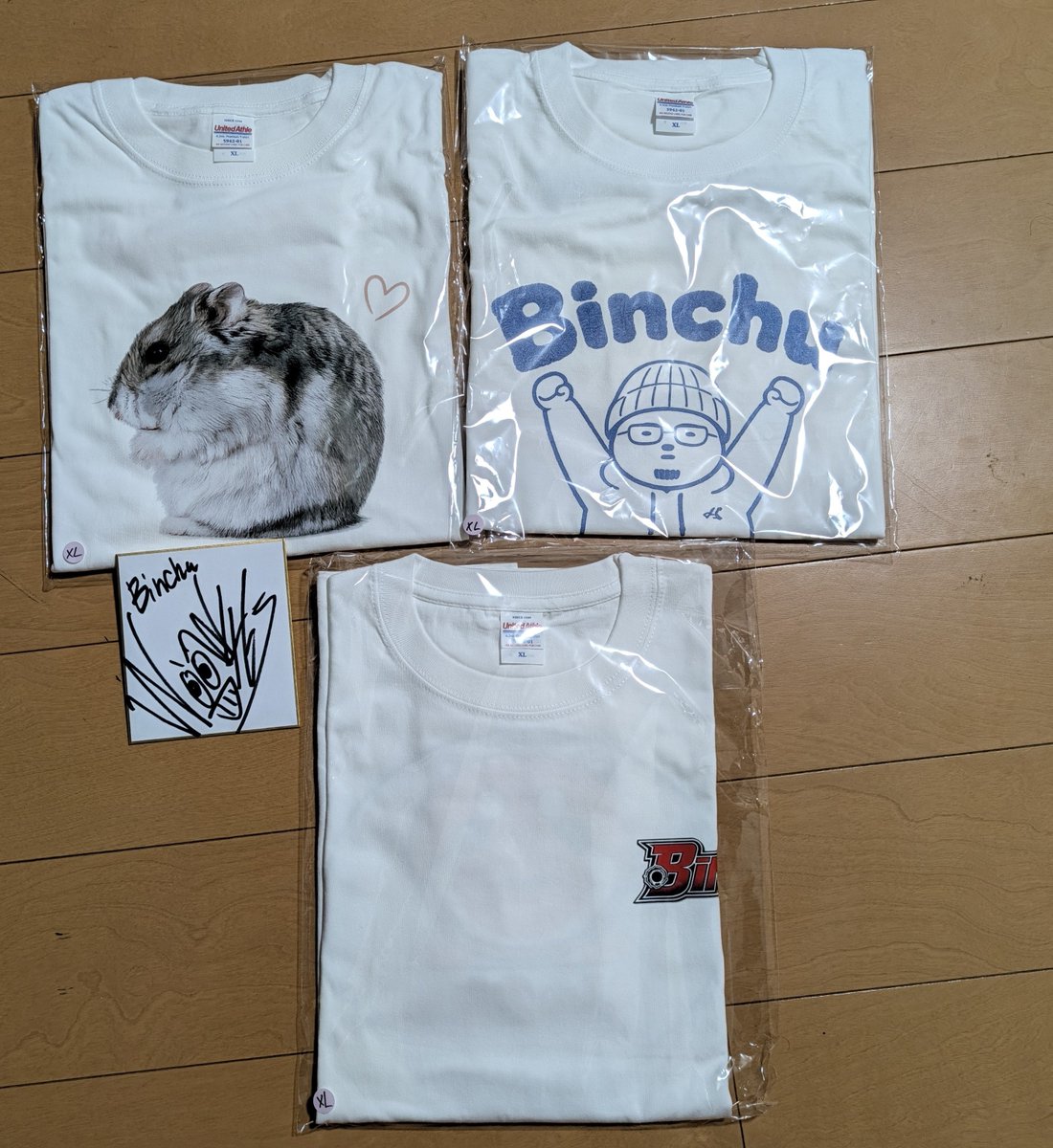 karasuya_man's tweet photo. 私の推しYouTuber、貧乏中年TVのシャツが届きました😄
おまけでミニサインまでお届け頂きありがとうございました✨️

#貧乏中年TV https://t.co/h0sJZZS4zR
