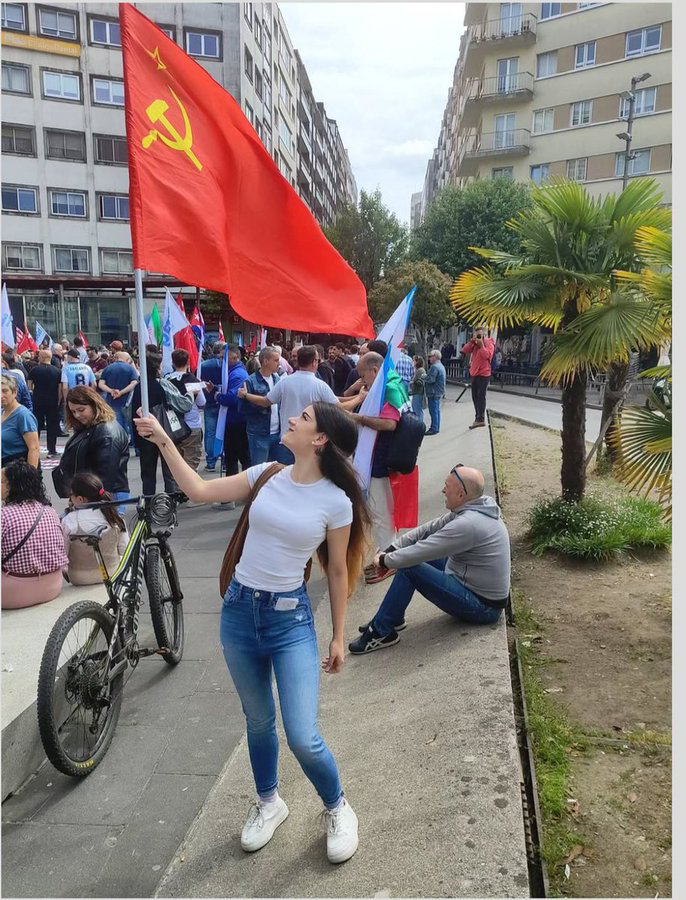 Plinislacuba's tweet photo. La bandera de la victoria. Team rojo
#CubaEstáFirme 
#Cuba https://t.co/qs0isNUuGx