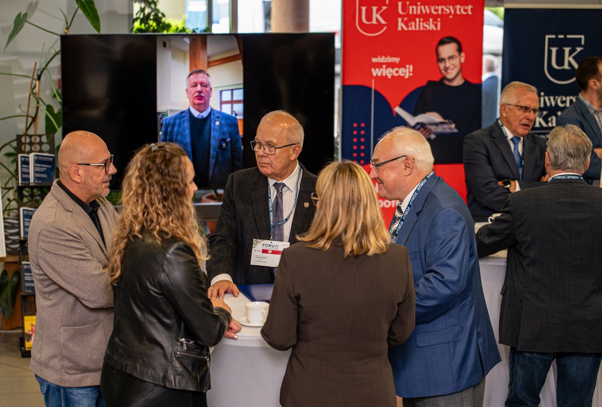 PGZ_pl's tweet photo. 🇵🇱 Kalisz, dziękujemy za dziś! Kolejne Regionalne Forum Przemysłu Obronnego za nami 💪 #ForumPPZ
Blisko 200 przedstawicieli firm wzięło udział w kolejnym Regionalnym Forum Polskiego Przemysłu Zbrojeniowego. Rozmawialiśmy konkretnie o współpracy z Grupą PGZ, potrzebach spółek Grupy, założeniach #LocalContent, finansowaniu i przede wszystkim o tym, jak włączać kolejne polskie przedsiębiorstwa do łańcucha dostaw sektora obronnego 🤝
Największym zainteresowaniem cieszyły się bezpośrednie rozmowy przedsiębiorców z przedstawicielami spółek Grupy PGZ. Bo właśnie temu służą nasze Fora – łączeniu kompetencji dużych zakładów z potencjałem polskich firm, nauki i lokalnego biznesu.
W wydarzeniu, które odbyło się na Uniwersytecie Kaliskim, uczestniczyli przedstawiciele WSK "PZL-KALISZ" S.A., @WZL2_SA oraz Wojskowych Zakładów Uzbrojenia S.A.
💬 – Kiedy rozpoczynaliśmy Regionalne Fora Polskiego Przemysłu Zbrojeniowego w kwietniu tego roku, współpracowaliśmy z blisko 12 tysiącami przedsiębiorstw. Dziś liczba podmiotów zarejestrowanych w ekosystemie współpracy PGZ przekroczyła już 14 tysięcy – podkreślił @AdamLeszkiewicz, Prezes Zarządu PGZ S.A.
Od lokalnych kompetencji do krajowego bezpieczeństwa. Kalisz pokazał dziś, że polskie firmy chcą być częścią tego procesu 🇵🇱⚙️
Dziękujemy wszystkim uczestnikom i partnerom. Do zobaczenia na kolejnych Regionalnych Forach!