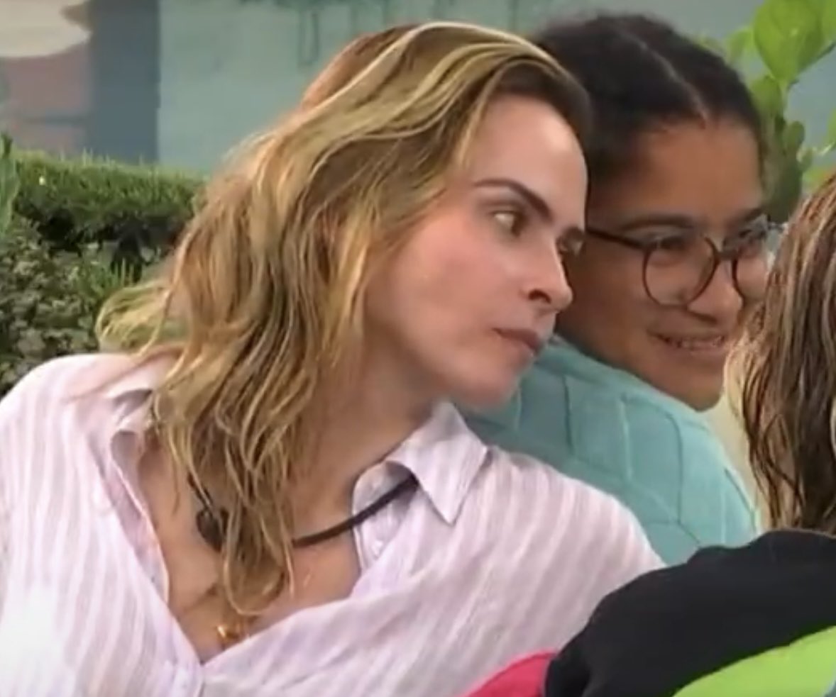 procrastcrazy's tweet photo. Eu sou apaixonada nelas. Era tão lindo ver como a @anapaularenault via a @tiamilenabbb e vice-versa. 🥹 https://t.co/noGMGs5RVo