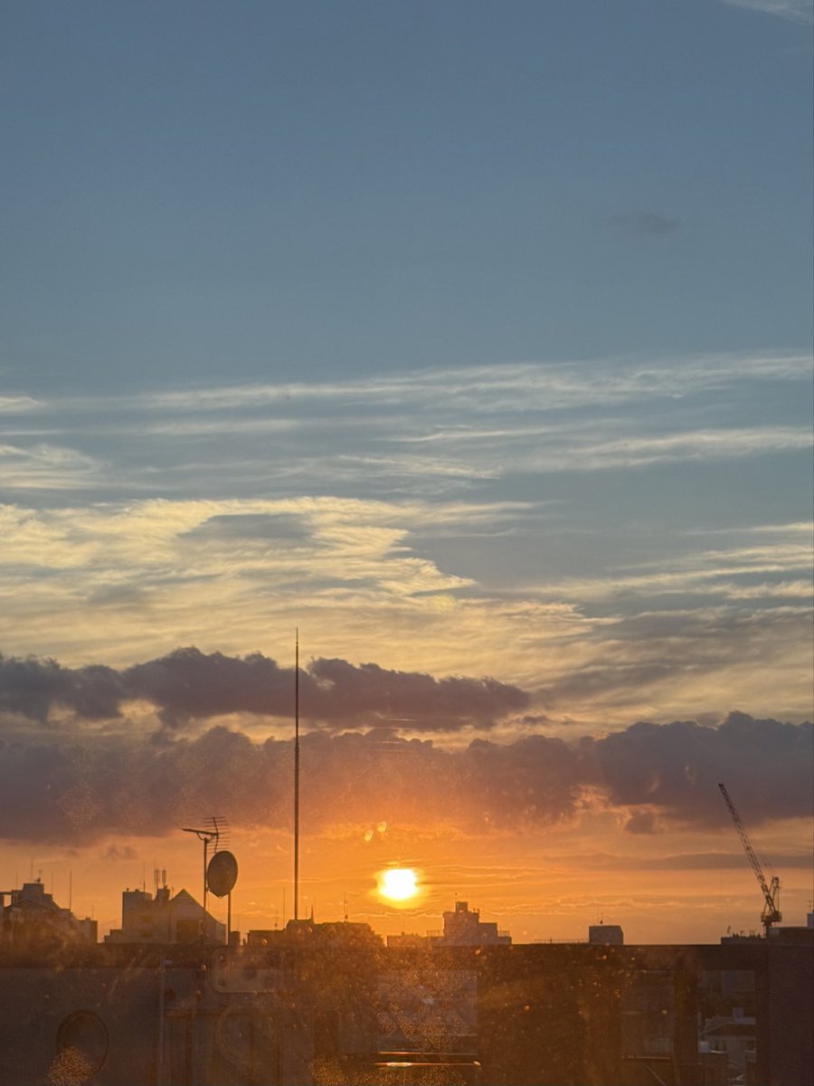Bebright_info's tweet photo. 本日もお疲れ様でした!
夕日がとっても綺麗だったのでおすそ分けです😌🧡
明日は金曜日ですね!週末までもう少し!
一緒に駆け抜けましょう〜!!❤️🔥
#bebright
#企業公式がお疲れ様を言い合う #お疲れ様です https://t.co/UiHkd4odm5