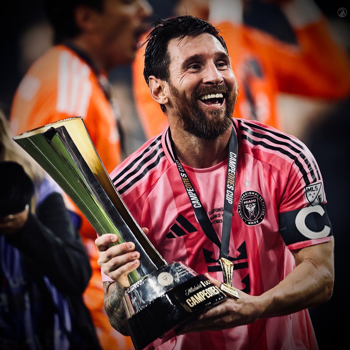 MessiLeoBrasil_'s tweet photo. As duas pessoas que mais venceram títulos no futebol:

🇦🇷 Lionel Messi - 49 títulos (22 temporadas)
🏴󠁧󠁢󠁳󠁣󠁴󠁿 Alex Ferguson - 49 títulos (39 temporadas) https://t.co/7FvvgAAyG8