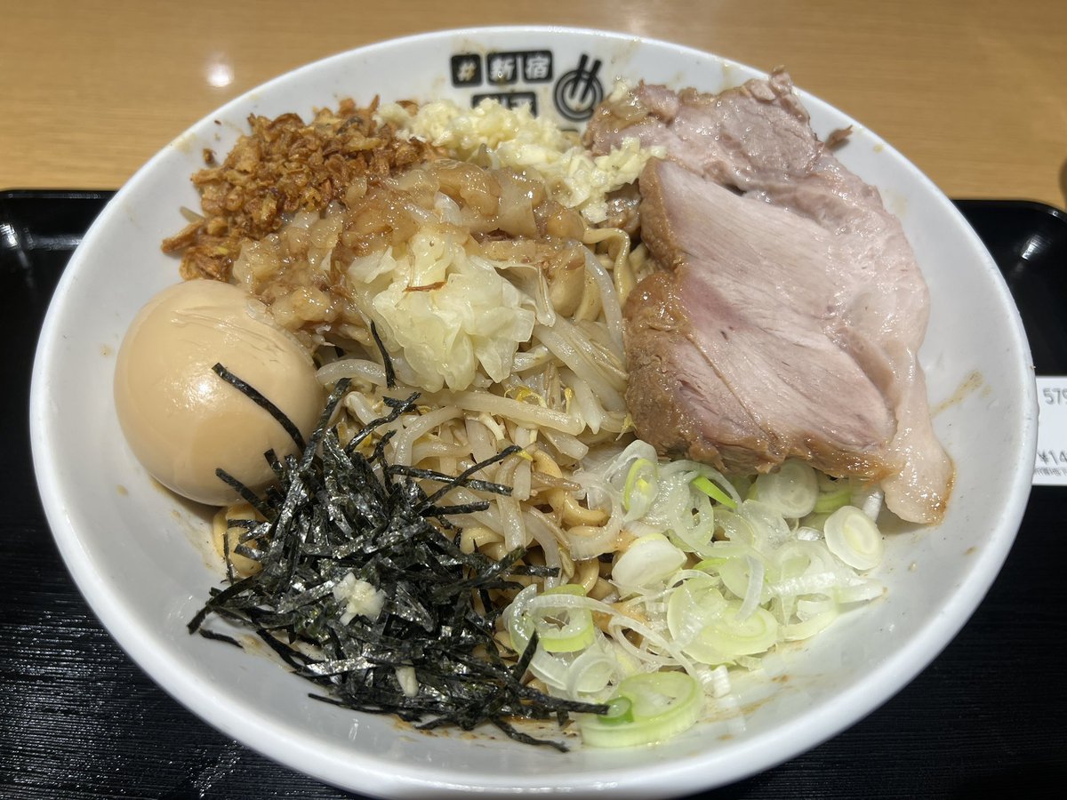 dalsegnojp's tweet photo. オリバーヌードル@新宿地下ラーメン
オリソバ1400円
味玉200円

今週２回目の訪問→それはオリソバ食べるため〜🎵
某店のシロ的なものを大きくして、TP具材を豪華にしたあぶらソバのように感じました
いやー美味い😆、やはり麺が最高✨でした！
ごちそうさまでした https://t.co/ak7PcSkNGm