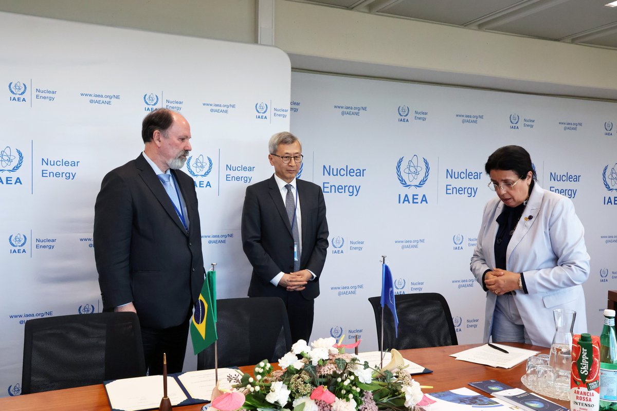 IAEANA's tweet photo. Yesterday the @iaeaorg and Brazil's ABDAN signed a Practical Arrangement, expanding cooperation in nuclear power technology and nuclear applications — including radiation medicine training and research to reach more cancer patients. #RaysofHope 🇧🇷🇦🇹
#IAEAGC https://t.co/qMvxChYv5S