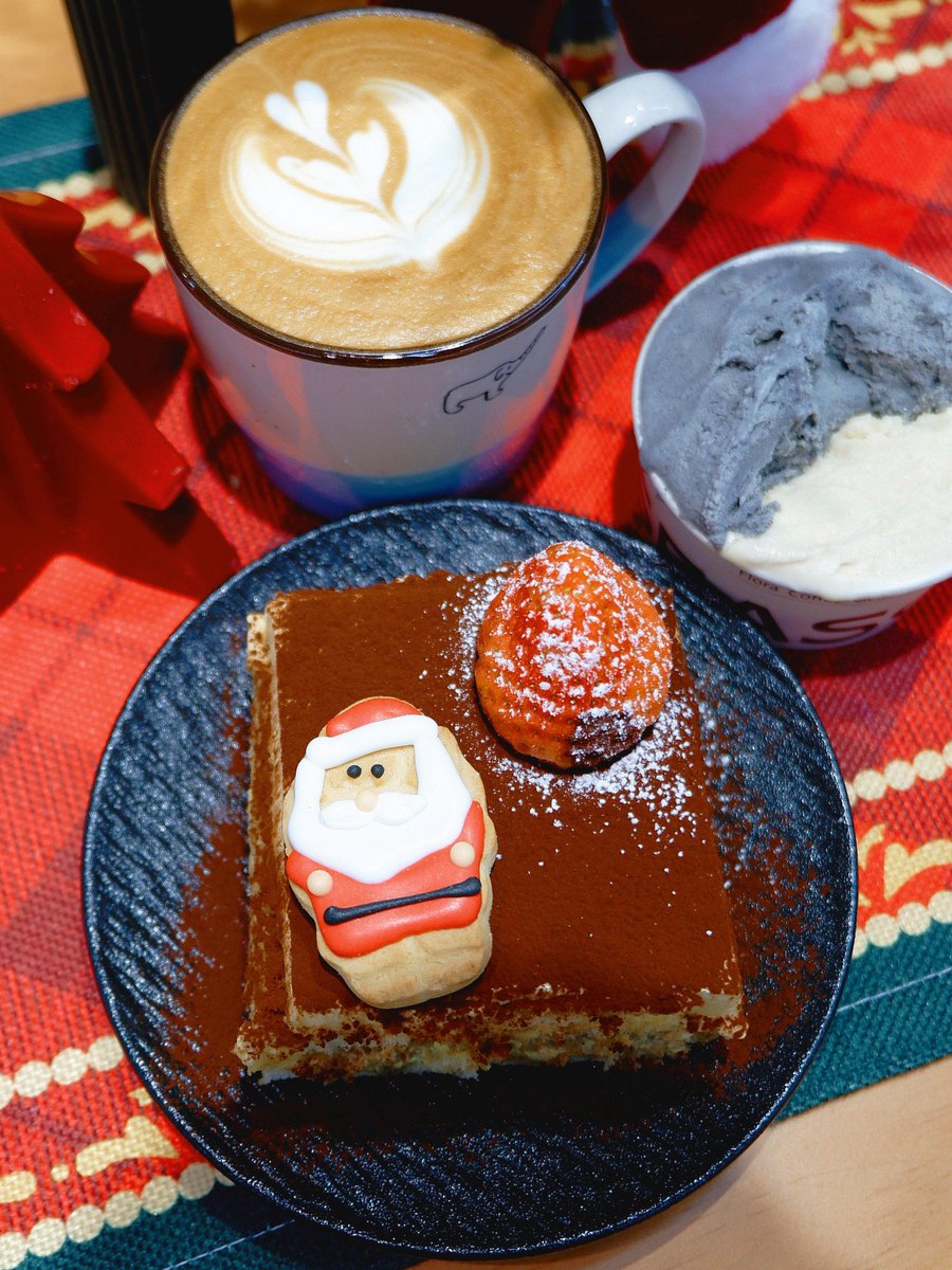 AngeloDevi6skv's tweet photo. [Christmas vibes are here! Hot cocoa, twinkling lights, and cozy nights with loved ones. May your days be merry and bright!]， https://t.co/M7PJxaUbaI