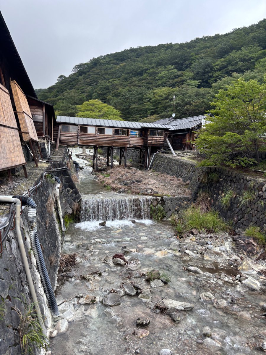 naaaaagi_31's tweet photo. 先週末高校の友人たちと那須塩原に行ったときの記録。山奥にある「鹿の湯」という500円の銭湯に入り、あつあつの硫黄��で生き返った…！那須岳に登る予定を天候が悪く変更したけど、これはこれで楽しかった♨️ https://t.co/eEWuPFCtT2