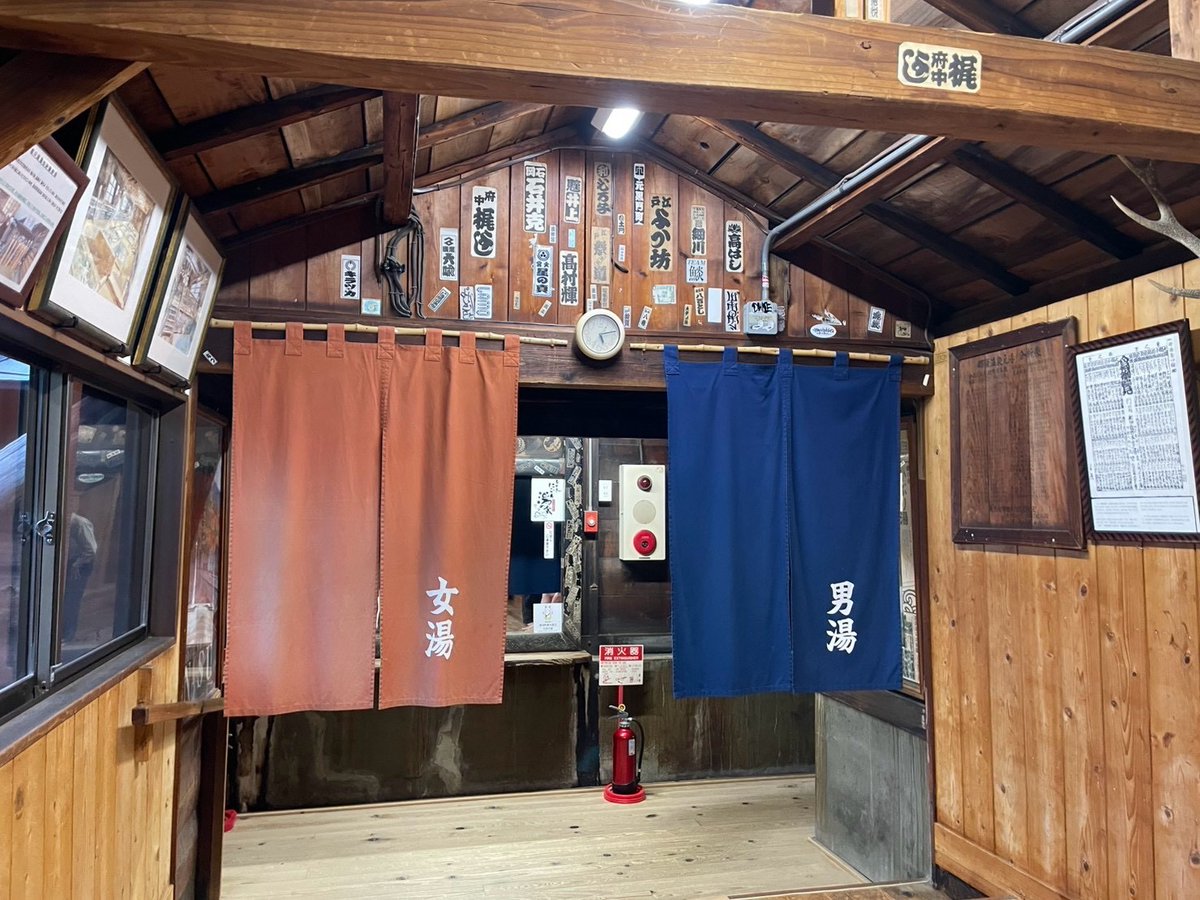 naaaaagi_31's tweet photo. 先週末高校の友人たちと那須塩原に行ったときの記録。山奥にある「鹿の湯」という500円の銭湯に入り、あつあつの硫黄��で生き返った…！那須岳に登る予定を天候が悪く変更したけど、これはこれで楽しかった♨️ https://t.co/eEWuPFCtT2