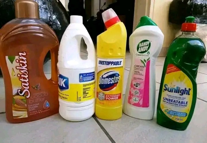 Nolwethumhlophe's tweet photo. Sanibonani Family 😊
Sengphindze ngibuyile ngicela your support 
I am selling this Detergents E200 combo ❤️
You can call me 7831 3256 or 79544968 nawuyifuna,
Also ungatikhetsela kutsi ufuna lebani inside😊 https://t.co/zbYGXWcH9Y