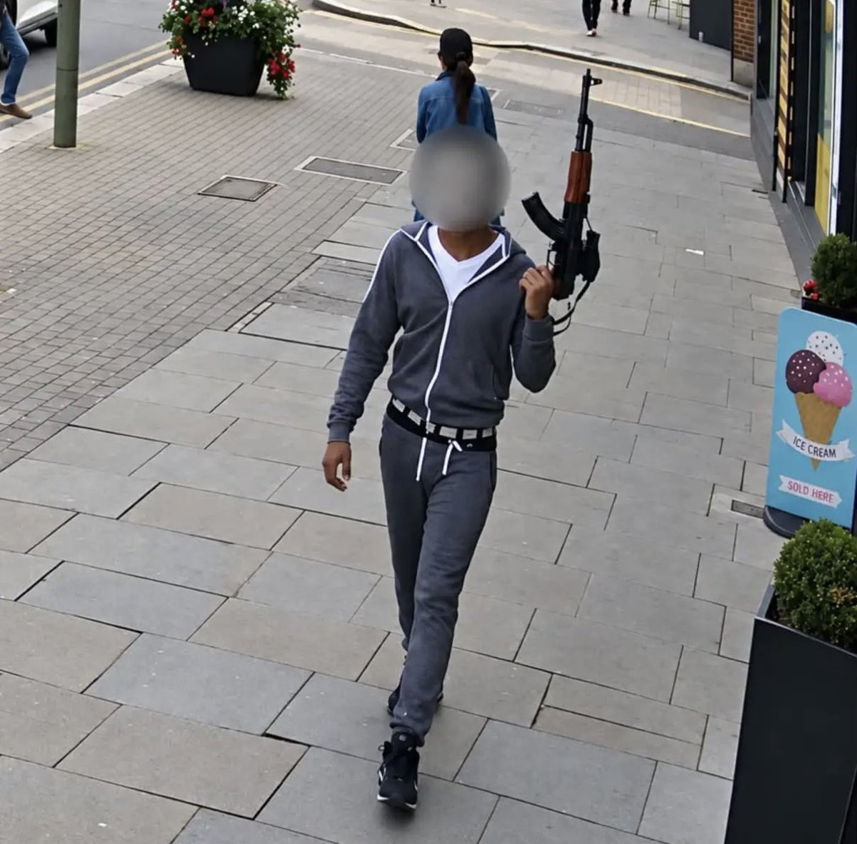 NotFarLeftAtAll's tweet photo. A man was spotted walking through Edgware in north London carrying what looks like an assault rifle. https://t.co/yvJarkKpMU