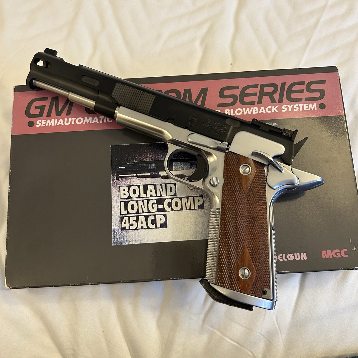 yass1911's tweet photo. #モデルガン
このガバメントカスタムも入手しました、MGC製ガバメントカスタムのボウランドロングコンプです https://t.co/hBVHzXlPID