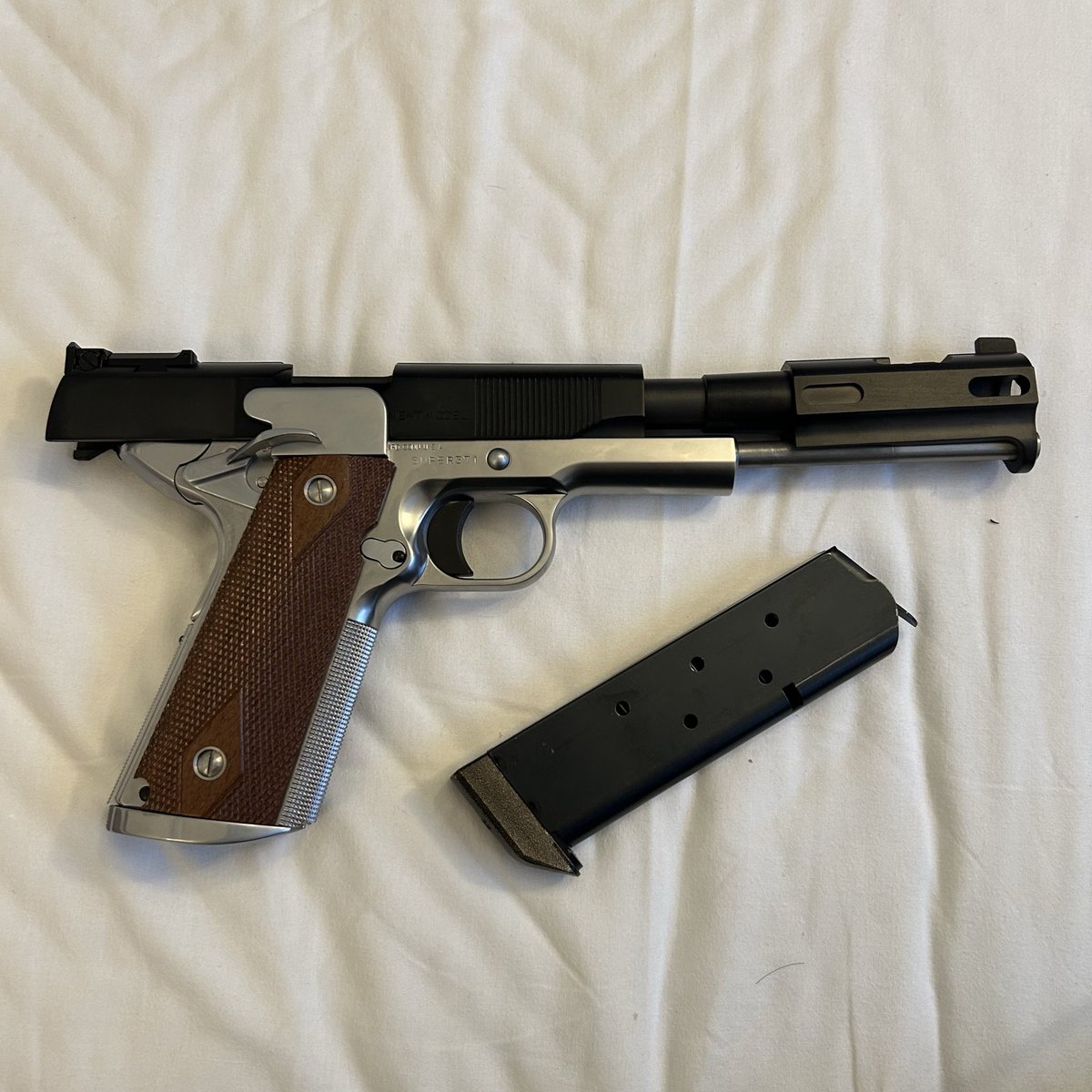 yass1911's tweet photo. #モデルガン
このガバメントカスタムも入手しました、MGC製ガバメントカスタムのボウランドロングコンプです https://t.co/hBVHzXlPID