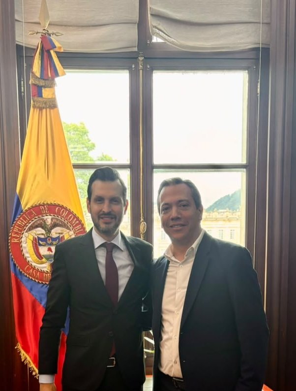 EstebanRamosM's tweet photo. Visitando en la Casa de Nariño a mi amigo y ex-compañero de gabinete @CarlosARiosP en la administración de @AndresJRendonC . Grandes retos desde el @daprecol con Antioquia y Colombia para un hombre tan eficiente y leal con el presidente Abelardo De La Espriella. https://t.co/KhzDPRwag0