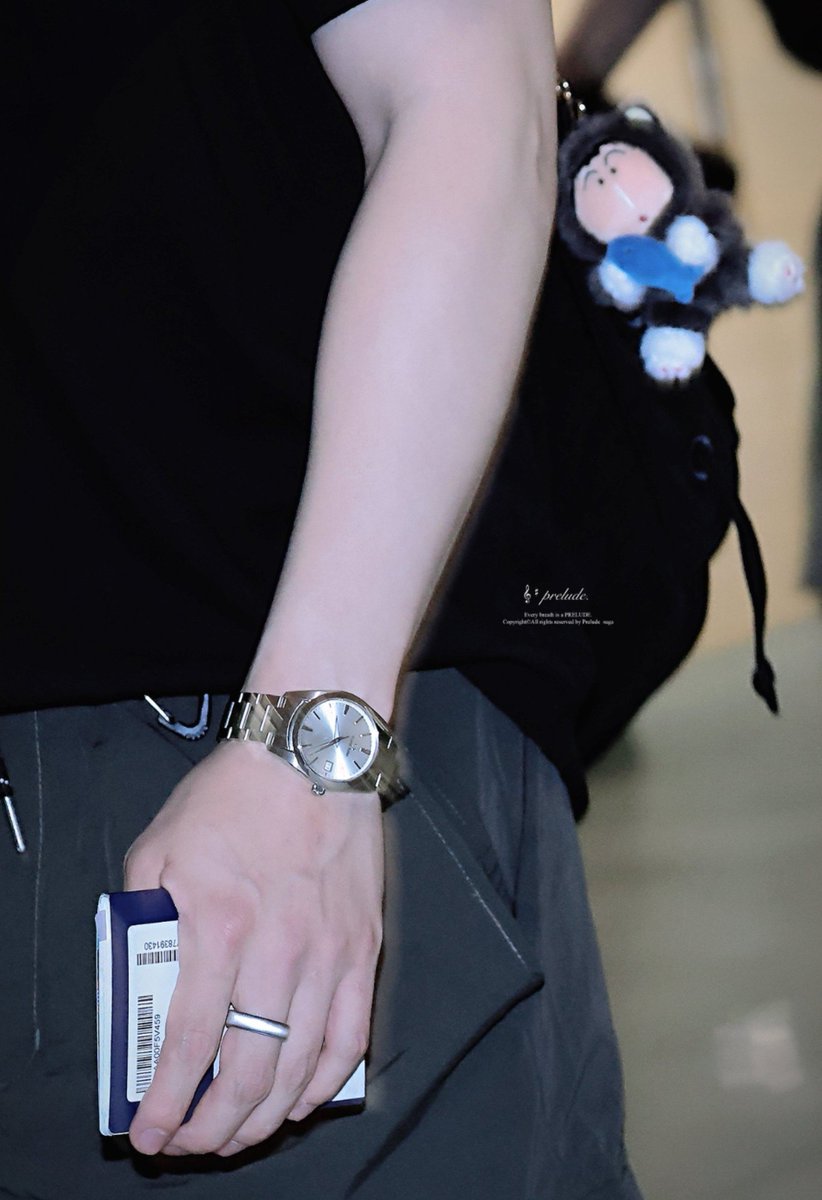 sakinayoongi's tweet photo. Yoongi carrying Bo-chan (Bo Suzuki) cat costume plush keychain from popular anime series Crayon Shin-chan on his bag, did he buy this while he was in Japan? https://t.co/ZQ75451TMj