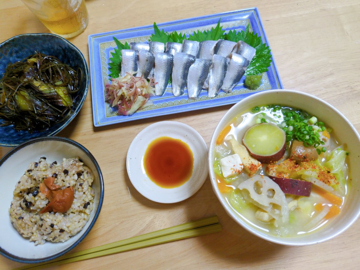 yurimarustar's tweet photo. 今日の晩ご飯😋

☆イワシの刺身
☆具だくさん味噌汁
☆刻み昆布と茄子の煮物

キトキトのイワシをもらったので、教えて貰ったように、塩を少し振ってから酢洗いしたけど、甘くてとろける～
💕
明日は煮付けましょ https://t.co/jtaNzuiqq9