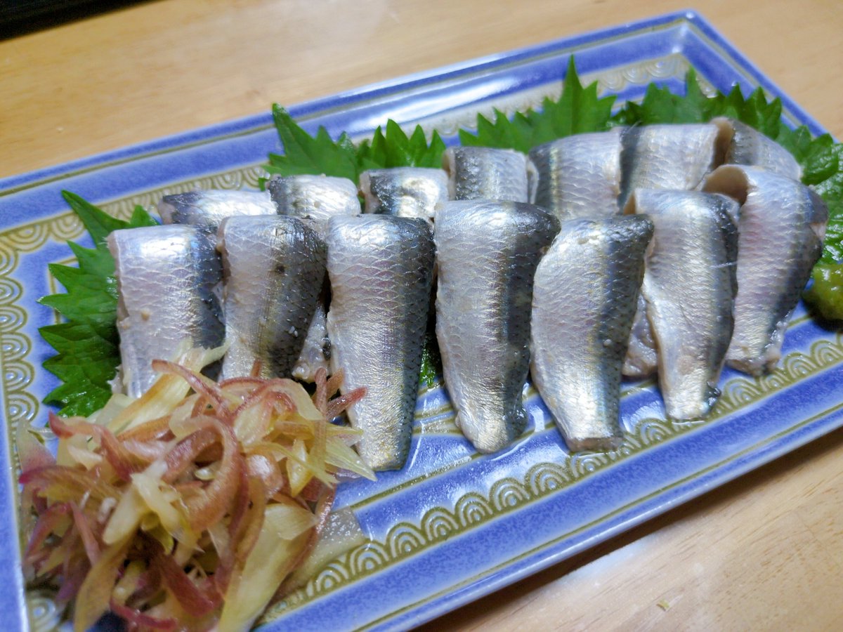 yurimarustar's tweet photo. 今日の晩ご飯😋

☆イワシの刺身
☆具だくさん味噌汁
☆刻み昆布と茄子の煮物

キトキトのイワシをもらったので、教えて貰ったように、塩を少し振ってから酢洗いしたけど、甘くてとろける～
💕
明日は煮付けましょ https://t.co/jtaNzuiqq9