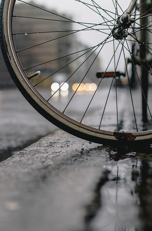 velvp034693's tweet photo. A stranger noticed my broken bike on a rainy afternoon and lent me their spare lock—no questions asked. Kindness hits different when you least expect it. https://t.co/MUyjxDIi0X