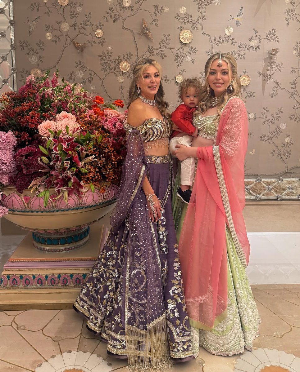 gujratsamachar's tweet photo. Tiffany Trump shares photos from Ganeshotsav in Antilia: અંબાણી પરિવારના નિવાસસ્થાન એન્ટિલિયામાં આયોજિત ગણેશોત્સવ અનેક કારણોસર યાદગાર રહ્યો હતો. આ ઉજવણીમાં બોલિવૂડના દિગ્ગજ કલાકારો પોતાના બેસ્ટ ફેસ્ટિવ આઉટફિટ્સમાં પહોંચ્યા હતા. આ પ્રસંગે કેટરિના કૈફ, વિકી કૌશલ, કરીના કપૂર, સૈફ અલી ખાન, કરિશ્મા કપૂર, કિયારા અડવાણી અને સિદ્ધાર્થ મલ્હોત્રા સહિતના સ્ટાર્સ હાજર રહ્યા, પરંતુ આ બધાની વચ્ચે અમેરિકન પ્રમુખ ડોનાલ્ડ ટ્રમ્પની પુત્રી ટિફની ટ્રમ્પની હાજરી સૌથી વધુ આકર્ષણનું કેન્દ્ર બની હતી.

ડિઝાઈનર લહેંગામાં કરાયેલું ખાસ વર્ક 
મુંબઈની મુલાકાતે આવેલી ટિફની ટ્રમ્પે અંબાણી પરિવારના ગણેશોત્સવમાં હાજરી આપી હતી, જેના માટે તેણે પ્રખ્યાત ડિઝાઈનર મનીષ મલ્હોત્રાનો ડિઝાઈનર લુક પસંદ કર્યો હતો. આ દરમિયાન ટિફનીએ તેના ખાસ ડિઝાઈનર ડ્રેસની તસવીરો સોશિયલ મીડિયામાં શેર કરી છે. તેણે પેસ્ટલ પિસ્તા-ગ્રીન લહેંગા પહેર્યો હતો, જેની સાથે બ્લશ-કોરલ પિંક દુપટ્ટો પેર કર્યો હતો. જો લહેંગાનું બારીકાઈથી નિરીક્ષણ કરીએ તો તેમાં નીચેના ભાગમાં થ્રેડ વર્ક, મોતી (pearl embellishment) અને ફ્લોરલ મોટિફ્સનું સુંદર વર્ક હતું. હેવી કે સોલિડ બોર્ડરના બદલે તેની બોર્ડર પર ક્યુટ સ્કેલપ્ડ ફિનિશ (scalloped finish) સાથે ફ્લોરલ એમ્બ્રોઇડરી અને પર્લ ડિટેલિંગ હતું.

ચોલીમાં સ્વીટહાર્ટ નેકલાઈન અને રોયલ જ્વેલરી
લહેંગા સાથેની ચોલીમાં સ્વીટહાર્ટ નેકલાઇન અને શોર્ટ સ્લીવ્ઝ હતી, જેના પર પર્લ્સ, ક્રિસ્ટલ્સ અને એમ્બ્રોઇડરીની લેટિસ-લાઇક (જાળીદાર) પેટર્ન હતી. ચોલીની નેકલાઇન પર આઇવરી એમ્બેલિશમેન્ટનું એવું લેયરિંગ હતું, જે ઘરેણાં વગર પણ નેકલેસ જેવો જ ભવ્ય લુક આપતું હતું.
આ લુકને કમ્પ્લીટ કરવા ટિફનીએ પોલ્કી જ્વેલરી સેટ કેરી કર્યો હતો. જેમાં હેવી નેકલેસ, ઝુમ્મર શૈલીના ઇયરિંગ્સ (chandelier earrings) અને માંગ ટીકાનો સમાવેશ થતો હતો. પેસ્ટલ શેડના આઉટફિટ સાથે આ ટ્રેડિશનલ જ્વેલરીએ તેના લુકમાં રોયલ ગ્લેમર ઉમેર્યું હતું.

સોફ્ટ મેકઅપ કરીને લુક કર્યો ફિનિશ 
ટિફનીનો મેકઅપ સોફ્ટ ગ્લેમ શૈલીનો હતો. ગ્લોઇંગ સ્કિન, સુરેખ આઇબ્રો અને બ્લેક આઇલાઇનર સાથે આંખોને સોફ્ટ સ્મોકી લુક અપાયો હતો. આ ઉપરાંત મસ્કરાના થિક કોટથી આંખોને હાઇલાઇટ કરાઇ હતી. વાર્મ બ્લશ અને ન્યૂડ-પિંક લિપસ્ટિક સાથે તેણે પોતાનો ઇન્ડિયન લુક પૂરો કર્યો હતો.

Tiffany Trump, Antilia Ganeshotsav, Ganesh Festival, Donald Trump Daughter, Manish Malhotra, Tiffany Trump Lehenga, Ambani Family, Gujarat Samachar
