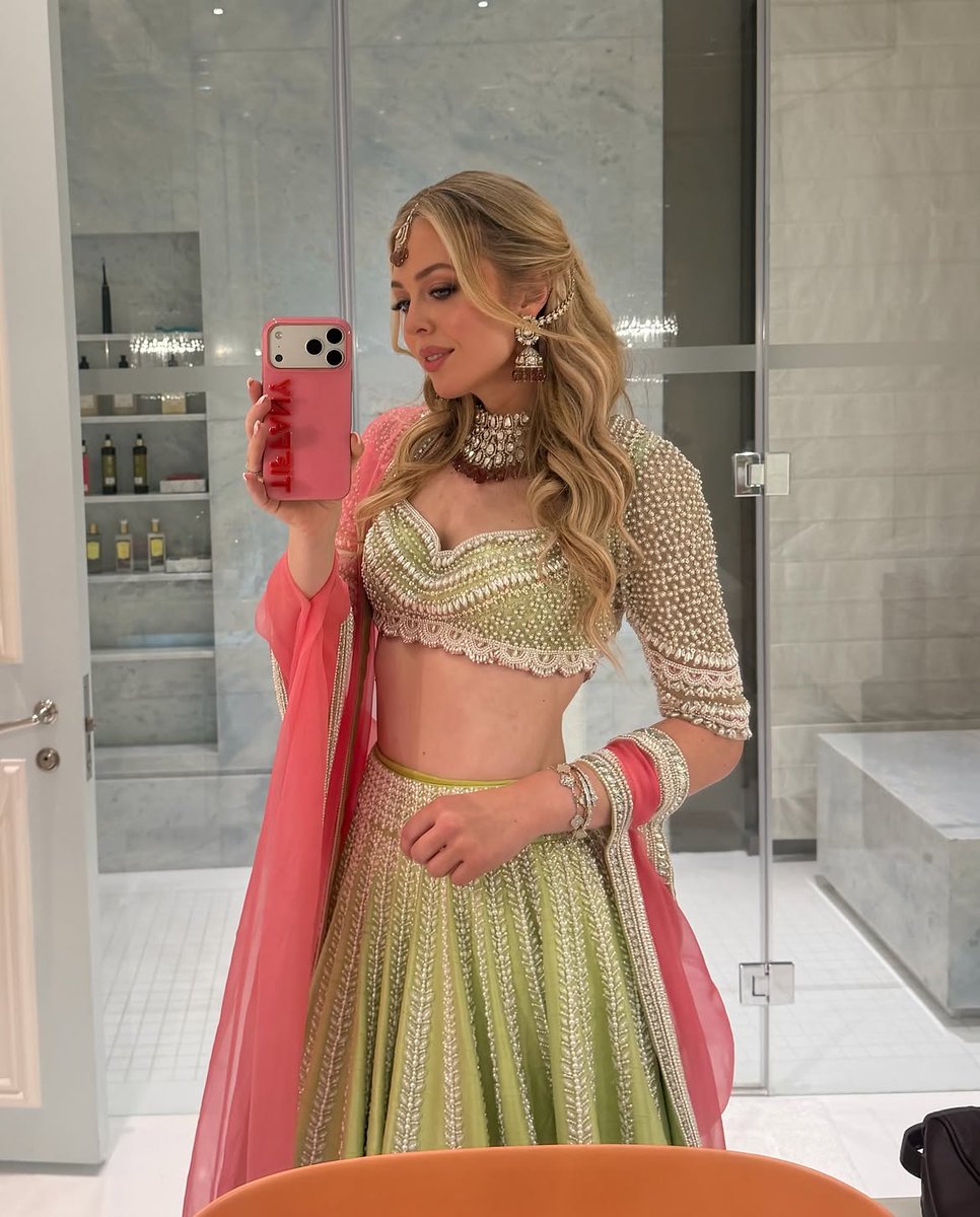 gujratsamachar's tweet photo. Tiffany Trump shares photos from Ganeshotsav in Antilia: અંબાણી પરિવારના નિવાસસ્થાન એન્ટિલિયામાં આયોજિત ગણેશોત્સવ અનેક કારણોસર યાદગાર રહ્યો હતો. આ ઉજવણીમાં બોલિવૂડના દિગ્ગજ કલાકારો પોતાના બેસ્ટ ફેસ્ટિવ આઉટફિટ્સમાં પહોંચ્યા હતા. આ પ્રસંગે કેટરિના કૈફ, વિકી કૌશલ, કરીના કપૂર, સૈફ અલી ખાન, કરિશ્મા કપૂર, કિયારા અડવાણી અને સિદ્ધાર્થ મલ્હોત્રા સહિતના સ્ટાર્સ હાજર રહ્યા, પરંતુ આ બધાની વચ્ચે અમેરિકન પ્રમુખ ડોનાલ્ડ ટ્રમ્પની પુત્રી ટિફની ટ્રમ્પની હાજરી સૌથી વધુ આકર્ષણનું કેન્દ્ર બની હતી.

ડિઝાઈનર લહેંગામાં કરાયેલું ખાસ વર્ક 
મુંબઈની મુલાકાતે આવેલી ટિફની ટ્રમ્પે અંબાણી પરિવારના ગણેશોત્સવમાં હાજરી આપી હતી, જેના માટે તેણે પ્રખ્યાત ડિઝાઈનર મનીષ મલ્હોત્રાનો ડિઝાઈનર લુક પસંદ કર્યો હતો. આ દરમિયાન ટિફનીએ તેના ખાસ ડિઝાઈનર ડ્રેસની તસવીરો સોશિયલ મીડિયામાં શેર કરી છે. તેણે પેસ્ટલ પિસ્તા-ગ્રીન લહેંગા પહેર્યો હતો, જેની સાથે બ્લશ-કોરલ પિંક દુપટ્ટો પેર કર્યો હતો. જો લહેંગાનું બારીકાઈથી નિરીક્ષણ કરીએ તો તેમાં નીચેના ભાગમાં થ્રેડ વર્ક, મોતી (pearl embellishment) અને ફ્લોરલ મોટિફ્સનું સુંદર વર્ક હતું. હેવી કે સોલિડ બોર્ડરના બદલે તેની બોર્ડર પર ક્યુટ સ્કેલપ્ડ ફિનિશ (scalloped finish) સાથે ફ્લોરલ એમ્બ્રોઇડરી અને પર્લ ડિટેલિંગ હતું.

ચોલીમાં સ્વીટહાર્ટ નેકલાઈન અને રોયલ જ્વેલરી
લહેંગા સાથેની ચોલીમાં સ્વીટહાર્ટ નેકલાઇન અને શોર્ટ સ્લીવ્ઝ હતી, જેના પર પર્લ્સ, ક્રિસ્ટલ્સ અને એમ્બ્રોઇડરીની લેટિસ-લાઇક (જાળીદાર) પેટર્ન હતી. ચોલીની નેકલાઇન પર આઇવરી એમ્બેલિશમેન્ટનું એવું લેયરિંગ હતું, જે ઘરેણાં વગર પણ નેકલેસ જેવો જ ભવ્ય લુક આપતું હતું.
આ લુકને કમ્પ્લીટ કરવા ટિફનીએ પોલ્કી જ્વેલરી સેટ કેરી કર્યો હતો. જેમાં હેવી નેકલેસ, ઝુમ્મર શૈલીના ઇયરિંગ્સ (chandelier earrings) અને માંગ ટીકાનો સમાવેશ થતો હતો. પેસ્ટલ શેડના આઉટફિટ સાથે આ ટ્રેડિશનલ જ્વેલરીએ તેના લુકમાં રોયલ ગ્લેમર ઉમેર્યું હતું.

સોફ્ટ મેકઅપ કરીને લુક કર્યો ફિનિશ 
ટિફનીનો મેકઅપ સોફ્ટ ગ્લેમ શૈલીનો હતો. ગ્લોઇંગ સ્કિન, સુરેખ આઇબ્રો અને બ્લેક આઇલાઇનર સાથે આંખોને સોફ્ટ સ્મોકી લુક અપાયો હતો. આ ઉપરાંત મસ્કરાના થિક કોટથી આંખોને હાઇલાઇટ કરાઇ હતી. વાર્મ બ્લશ અને ન્યૂડ-પિંક લિપસ્ટિક સાથે તેણે પોતાનો ઇન્ડિયન લુક પૂરો કર્યો હતો.

Tiffany Trump, Antilia Ganeshotsav, Ganesh Festival, Donald Trump Daughter, Manish Malhotra, Tiffany Trump Lehenga, Ambani Family, Gujarat Samachar