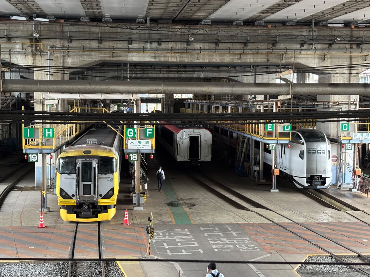 WideViewEast's tweet photo. 2026/9/17  大宮総合車両ベース
E257系500番台NB-01編成
E259系Ne007編成
千葉を代表する2つの特急が並んでました！
#E257系
#E259系 https://t.co/3HhTM1boYn