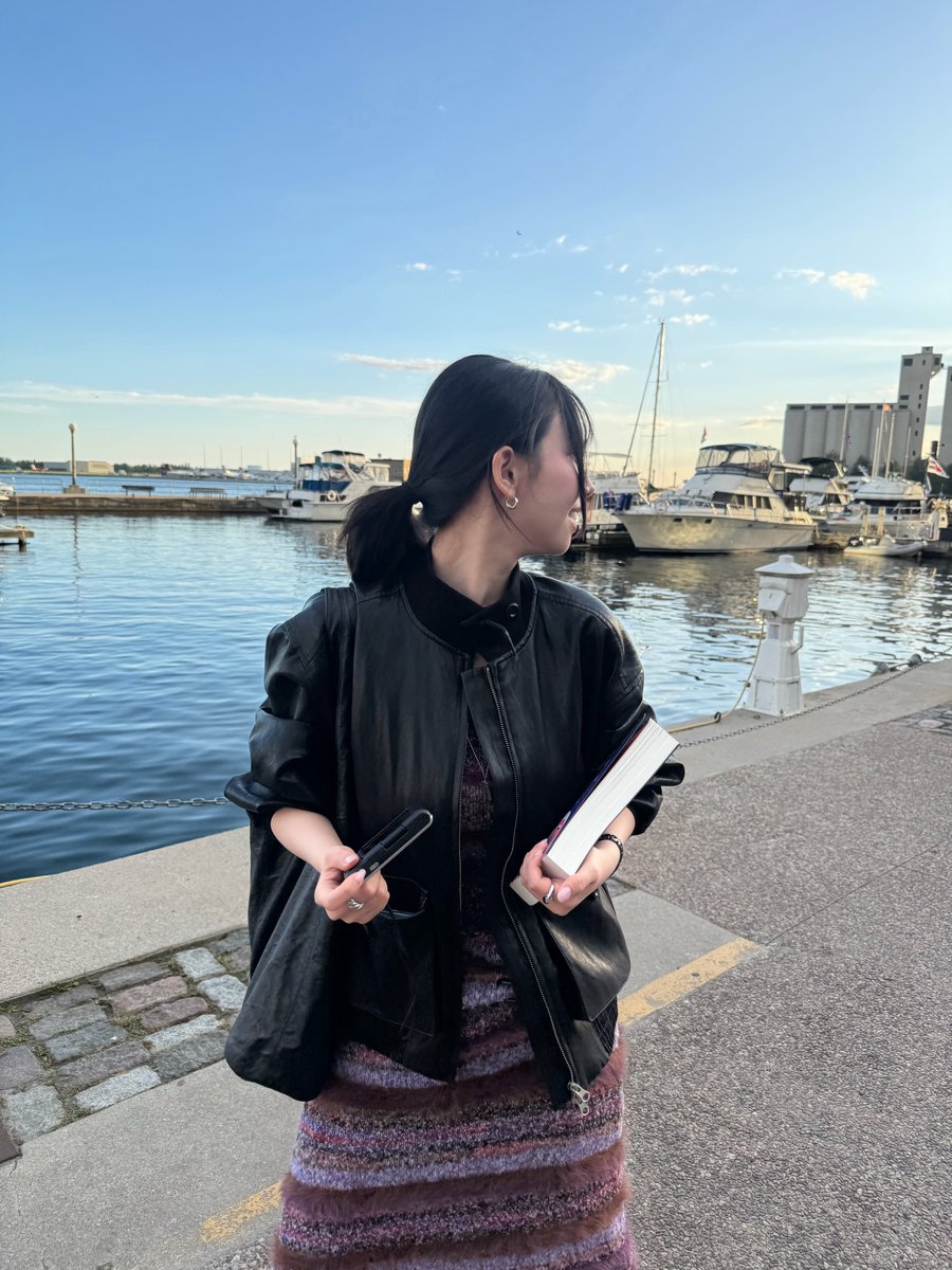 yjimuin's tweet photo. Golden hour by the water,city lights waiting just beyond the boats. https://t.co/PZVaijY3qB