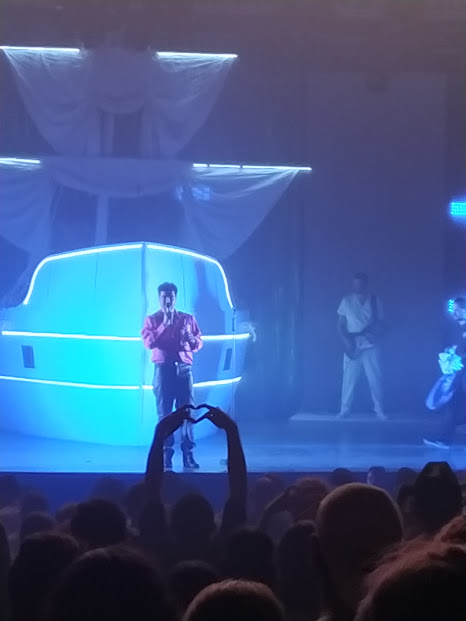 shmelwss's tweet photo. primeiro show do @jaoromania que eu fui, lembro até hoje de quando caiu a cortina e eu vi ele lá em cima do barco 🥹 queria poder reviver esse dia, sinto tanta saudade e pra mim continua sendo a melhor turnê do jão e o melhor show que eu já fui https://t.co/8bwEi1wmHh