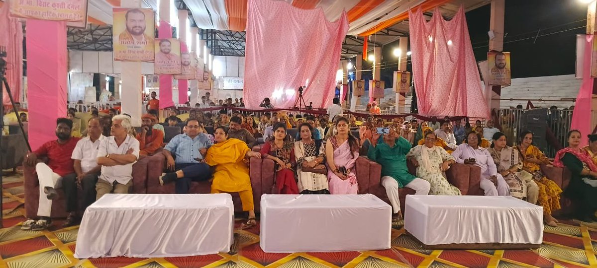 pathere_v's tweet photo. आज दिनांक 17 सितम्बर 2026 को 115 वे मेला श्री दाऊजी महाराज के मेला पंडाल मैं हो रहा ब्रज सांस्कृतिक एवं महारास  कार्यक्रम की संयोजक एड. विदुषी पाण्डेय जी एवं सह संयोजक रितु गौतम जी दोनो बहनो ने मुझे भी महारास मैं उपस्तिथि हुने का अबसर दिया मैं दिल से धन्यवाद करता हु 🙏🙏🙏 https://t.co/SlHypkz1ex
