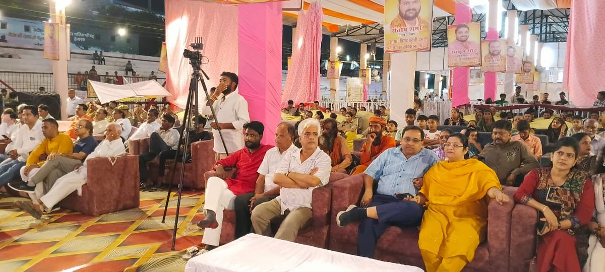 pathere_v's tweet photo. आज दिनांक 17 सितम्बर 2026 को 115 वे मेला श्री दाऊजी महाराज के मेला पंडाल मैं हो रहा ब्रज सांस्कृतिक एवं महारास  कार्यक्रम की संयोजक एड. विदुषी पाण्डेय जी एवं सह संयोजक रितु गौतम जी दोनो बहनो ने मुझे भी महारास मैं उपस्तिथि हुने का अबसर दिया मैं दिल से धन्यवाद करता हु 🙏🙏🙏 https://t.co/SlHypkz1ex