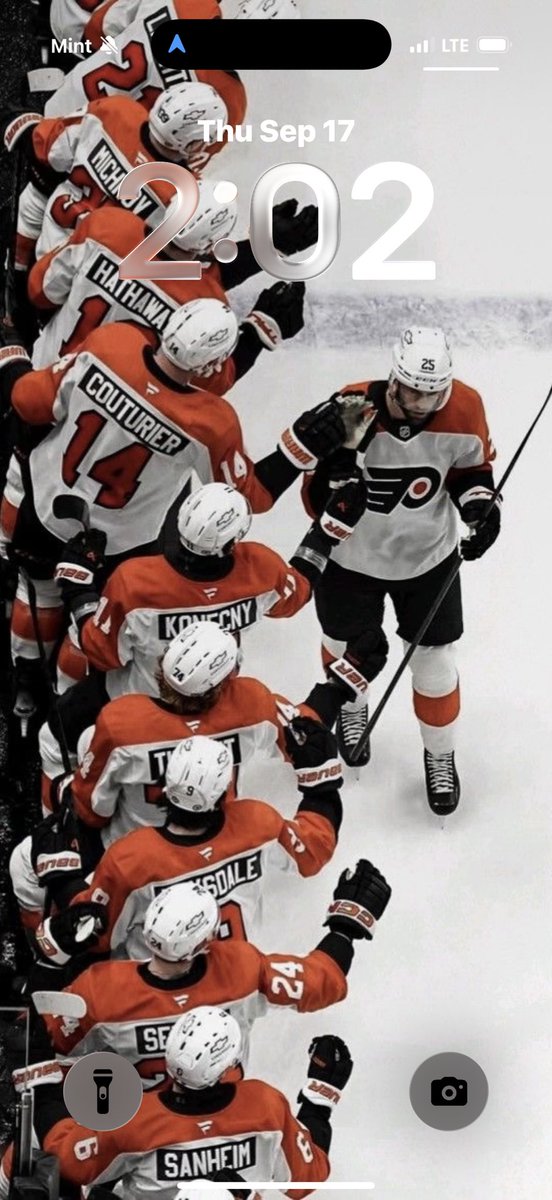 shaunaaa410's tweet photo. hockey szn is upon us :) https://t.co/c4xJcTNHRv