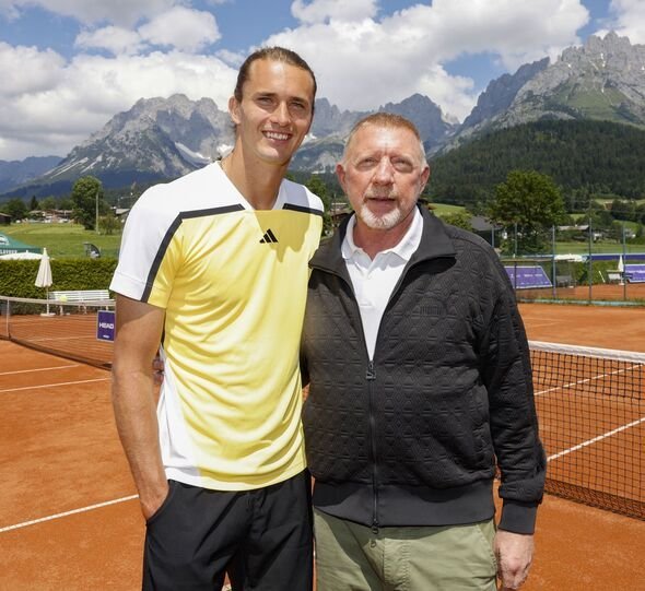 Tiempodetenis1's tweet photo. Boris Becker salió con todo a defender a Alexander Zverev tras las críticas por su título en el US Open:

🗣️ "Vinieron los críticos diciendo: 'Solo ganó porque Alcaraz y Sinner no jugaron, o Sinner estaba lesionado', o 'Tuvo un cuadro fácil'. No es culpa suya si Sinner se lesiona antes, o si Alcaraz estuvo cuatro meses fuera y pierde en cuartos contra Shelton".

🗣️ "No es culpa suya si todos los favoritos pierden pronto. Uno solo puede vencer al rival que tiene enfrente en la pista. Me parece una auténtica vergüenza y una falta de respeto increíble hacia su rendimiento".

🗣️ "Se metió en la final por tercer Grand Slam consecutivo. De hecho, en Melbourne sacó para partido ante Alcaraz; podría haber estado en la final de los cuatro grandes de este año".

🗣️ "Es el actual campeón de Roland Garros y US Open, y finalista en Wimbledon. Ahora, en la recta final de su carrera, la gente tiene que rendirle el respeto que se merece".