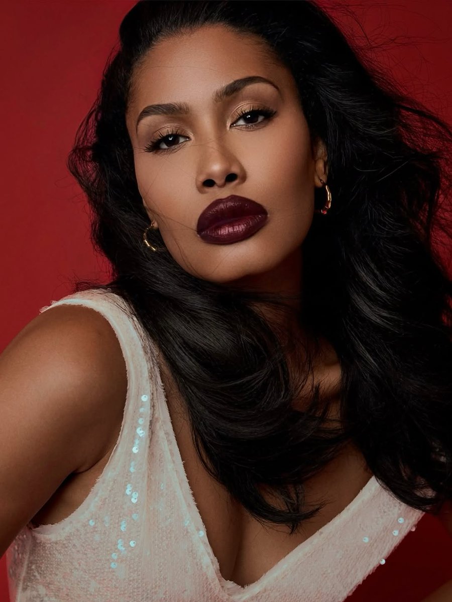 leynabloom83l4's tweet photo. Red room. Dark lip. Quiet power.

Lip:

Photo https://t.co/hMu4sPDek8