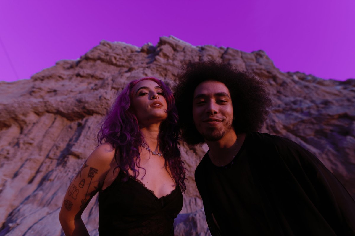 CaliberTV's tweet photo. ALBUM REVIEW: Honey Revenge — ‘Loving and Losing’ (8/10)

✍️: @mat_abe182 
🔗: https://t.co/lhWZ1wCO7a

"‘Loving and Losing’ is a truly worthy follow-up to Honey Revenge’s debut record. They refine a lot of what made them special, and expanded upon their sound to show people why they’re as fun and catchy as they are. But that they’re also willing to experiment and show off some variety going forward."
