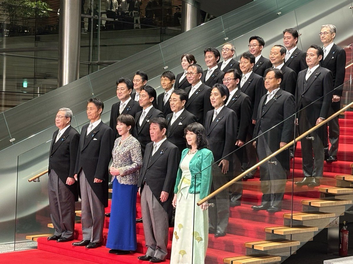 Parsonnalsecret's tweet photo. 防衛大臣として2年目のスタート。今夜は新たな内閣のメンバーと恒例の記念撮影をして終わりました。明日の朝は防衛省で職員・隊員への訓示を行います。2年目もどうぞよろしくお願いします。 https://t.co/imDUjW8HPH