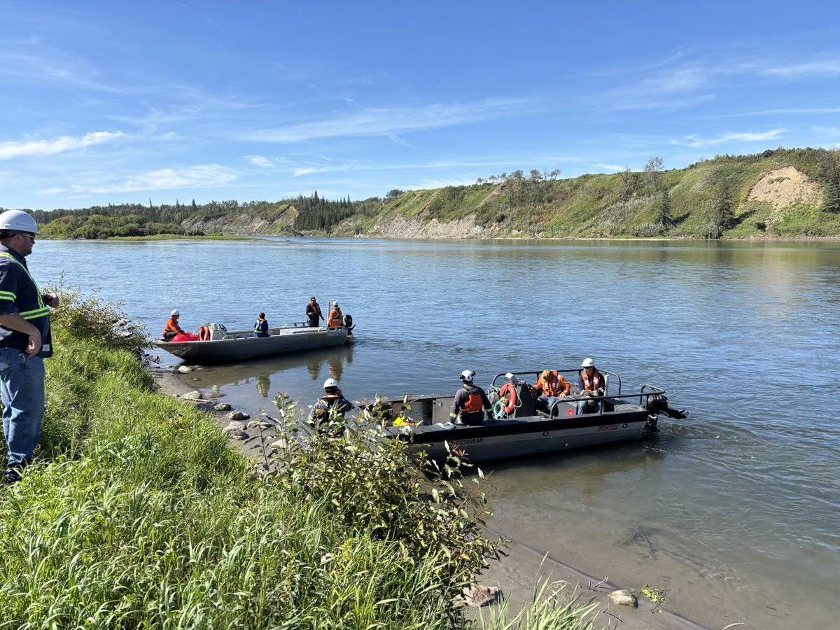 TransMtnFR's tweet photo. Chaque voie navigable, point d’accès et communauté est unique.

C’est pourquoi @TransMtn, en collaboration avec des organismes et partenaires externes, mène régulièrement des exercices d’intervention d’urgence. Plus tôt ce mois-ci, sur les berges de la rivière Saskatchewan Nord, les participants ont actualisé leurs compétences en matière de tactiques d’intervention en cas de déversement, de procédures de décontamination, de techniques d’effarouchement de la faune, de rôles au sein du Système de commandement en cas d’incident (SCI) et de techniques de confinement des hydrocarbures sur l’eau.

Les connaissances locales et la formation offerte dans les régions où nous exerçons nos activités permettent aux intervenants de mieux comprendre les conditions locales et les particularités géographiques.

Pour en savoir plus sur les efforts de préparation et d’intervention d’urgence de Trans Mountain, consultez : https://t.co/YqRn0LnvYO

#TransMountain #PréparationAuxUrgences #Sécurité