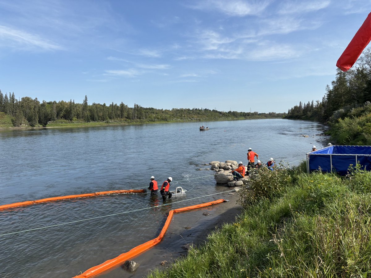 TransMtnFR's tweet photo. Chaque voie navigable, point d’accès et communauté est unique.

C’est pourquoi @TransMtn, en collaboration avec des organismes et partenaires externes, mène régulièrement des exercices d’intervention d’urgence. Plus tôt ce mois-ci, sur les berges de la rivière Saskatchewan Nord, les participants ont actualisé leurs compétences en matière de tactiques d’intervention en cas de déversement, de procédures de décontamination, de techniques d’effarouchement de la faune, de rôles au sein du Système de commandement en cas d’incident (SCI) et de techniques de confinement des hydrocarbures sur l’eau.

Les connaissances locales et la formation offerte dans les régions où nous exerçons nos activités permettent aux intervenants de mieux comprendre les conditions locales et les particularités géographiques.

Pour en savoir plus sur les efforts de préparation et d’intervention d’urgence de Trans Mountain, consultez : https://t.co/YqRn0LnvYO

#TransMountain #PréparationAuxUrgences #Sécurité