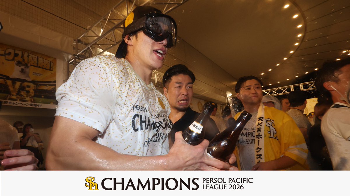 HAWKS_official's tweet photo. 歓喜の祝勝会🍻🍻🍻

#sbhawks #全員でゼンシン #三連覇 https://t.co/NJKY3TN6mV