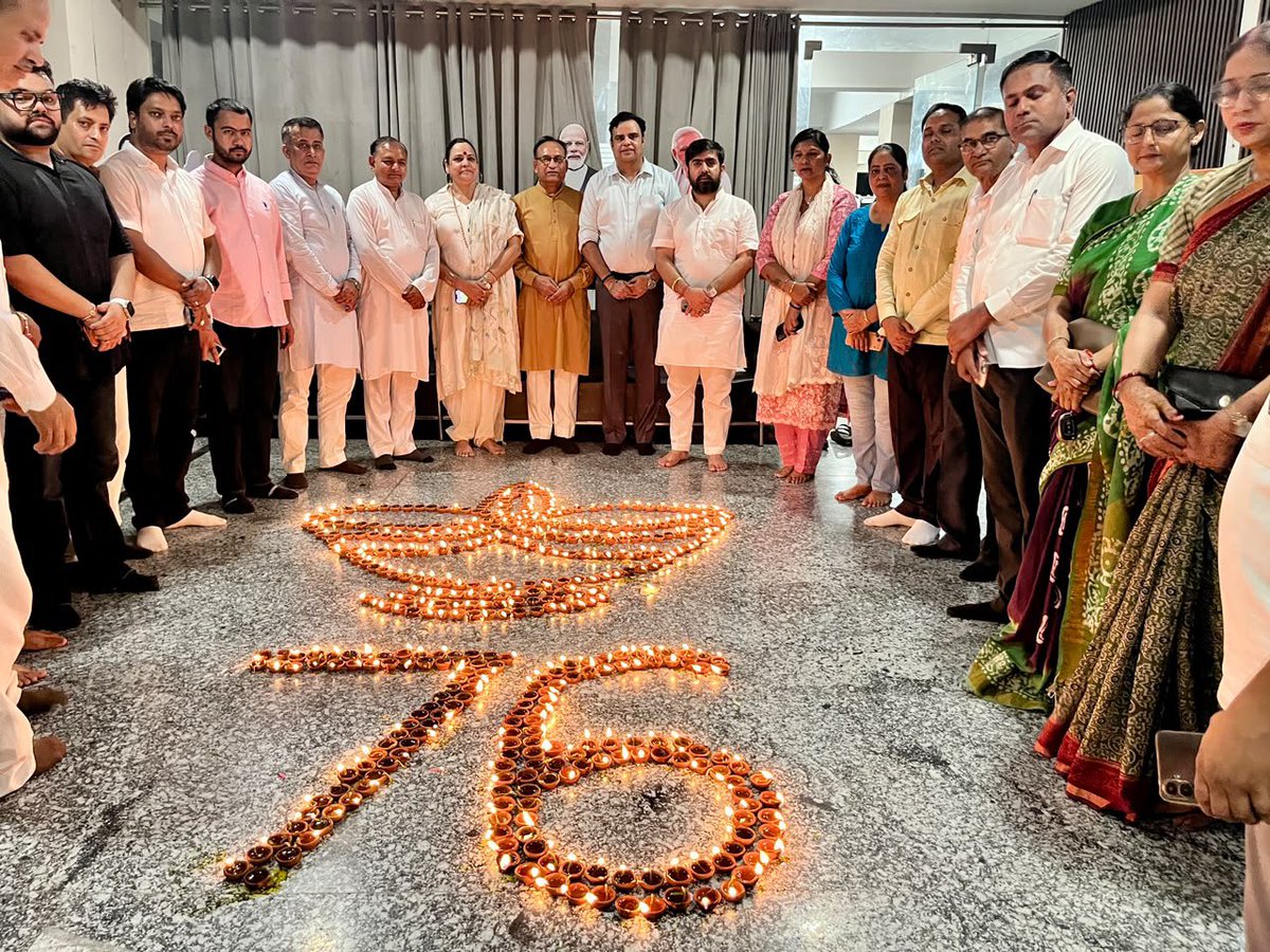 priyankabjpfbd's tweet photo. देश के यशश्वी प्रधानमंत्री श्री @narendramodi जी के जन्मदिवस के अवसर पर जिला कार्यालय पर भाजपा,फरीदाबाद 🪔"आशीर्वाद का दीया"🪔 कार्यक्रम के तहत देवतुल्य कार्यकर्ताओं ने दीप प्रज्वलित कर उनके स्वस्थ, दीर्घायु एवं यशस्वी जीवन की मंगलकामना की।🪔🇮🇳
#AshirwadKaDiya https://t.co/aBRs5fvNmI